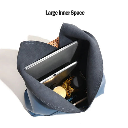 Ilana | Sac Hobo Souple en Cuir de Veau et Anse en Rattan